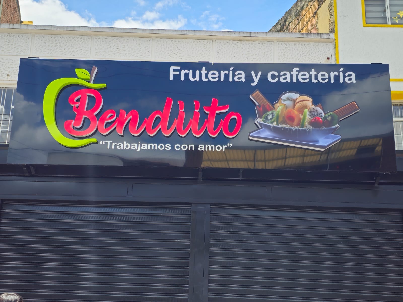 Letras en acrilico con soporte en alucobon