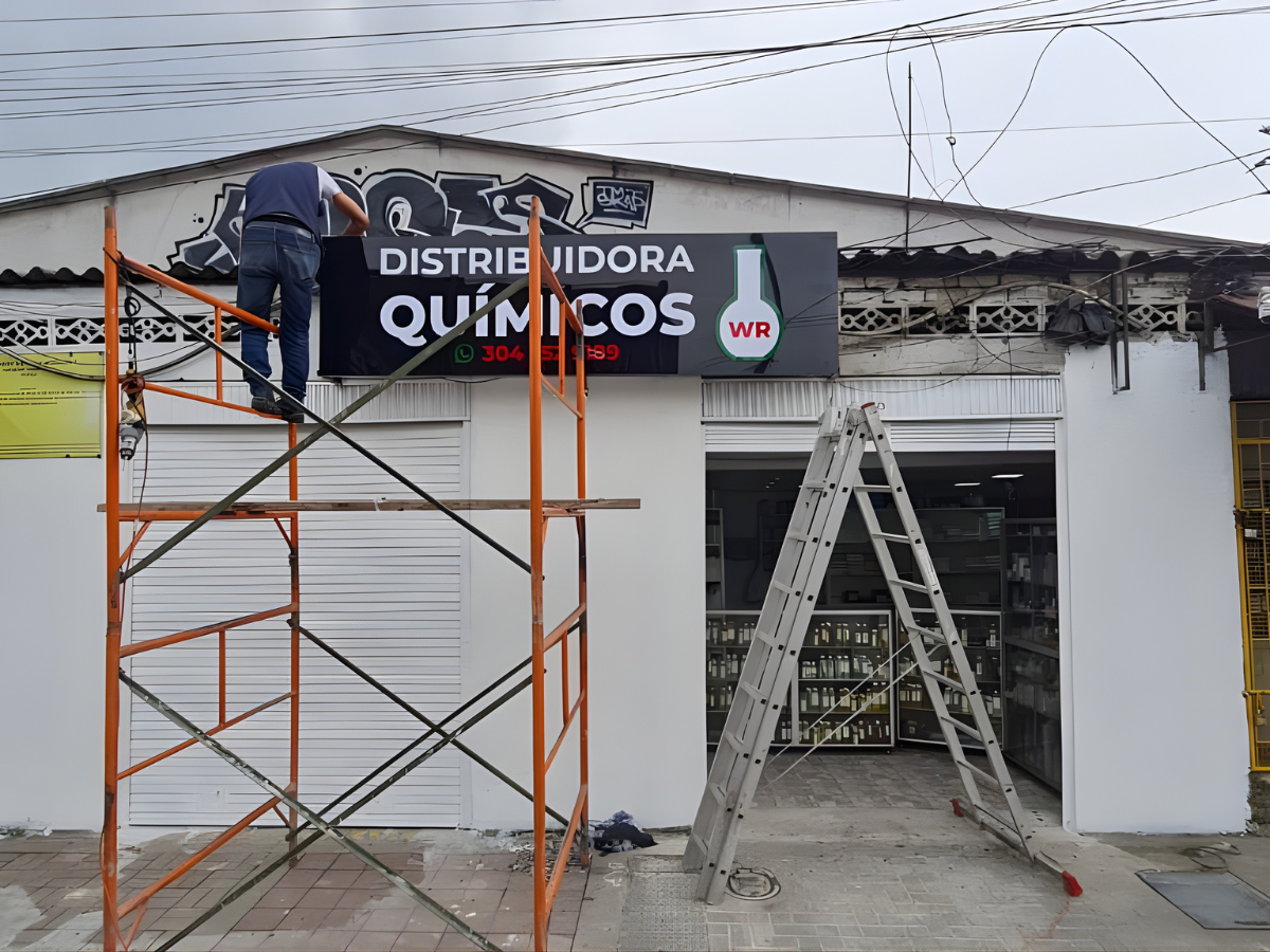 Letras en acrilico con soporte en alucobon